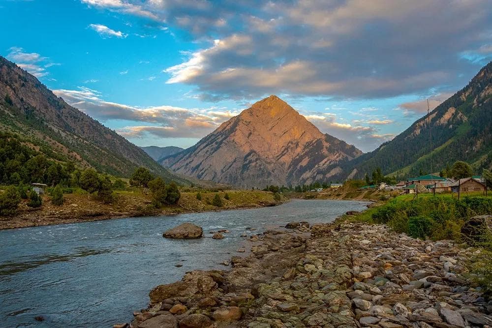 Border Trails: (Off-beat Kashmir) 7 Nights & 8 Days
